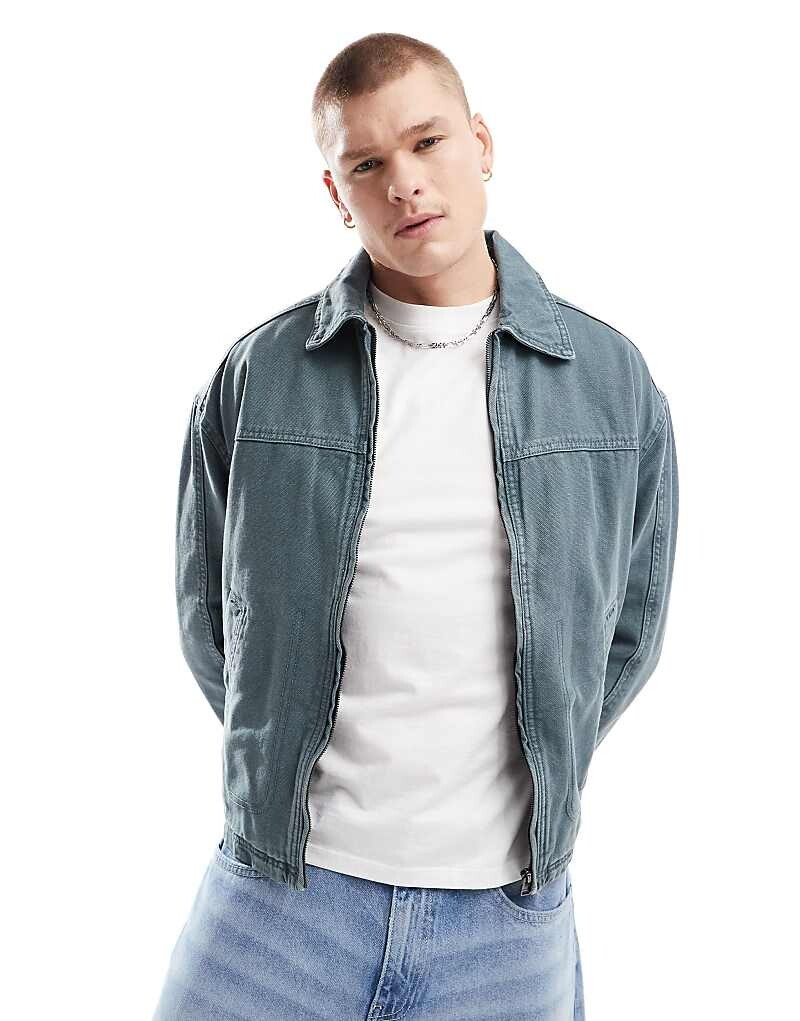 

Bershka — джинсовая куртка квадратного кроя серого цвета