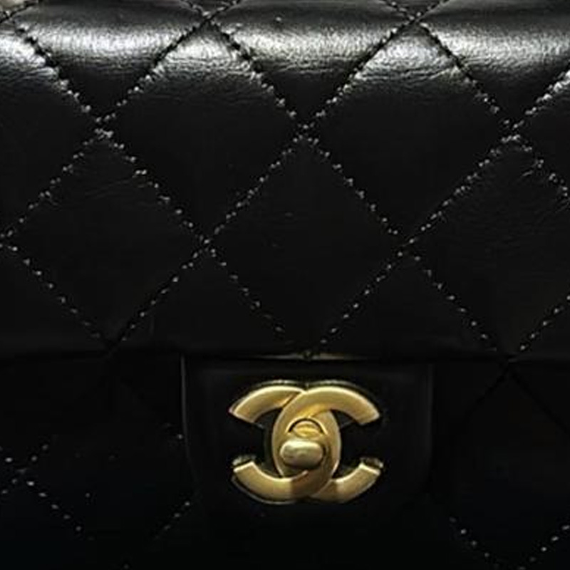 CHANEL Кожаный клатч с металлической застёжкой Унисекс рюкзак через плечо Кроссбоди Маленькая чёрная сумка — фото 4