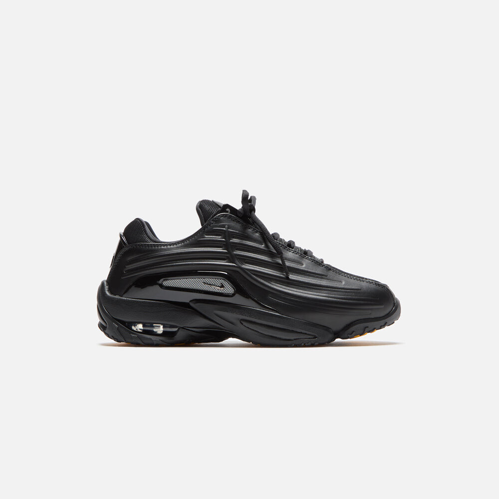 

Кроссовки Nike x NOCTA Hot Step 2, цвет Black/Gunmetal/University Gold