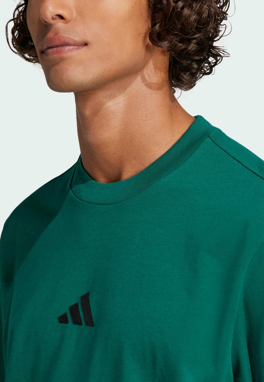 Футболка Adidas Sportswear ESSENTIALS SMALL LOGO SINGLE TEE, Collegiate Green Black/Dark Green — фото 4