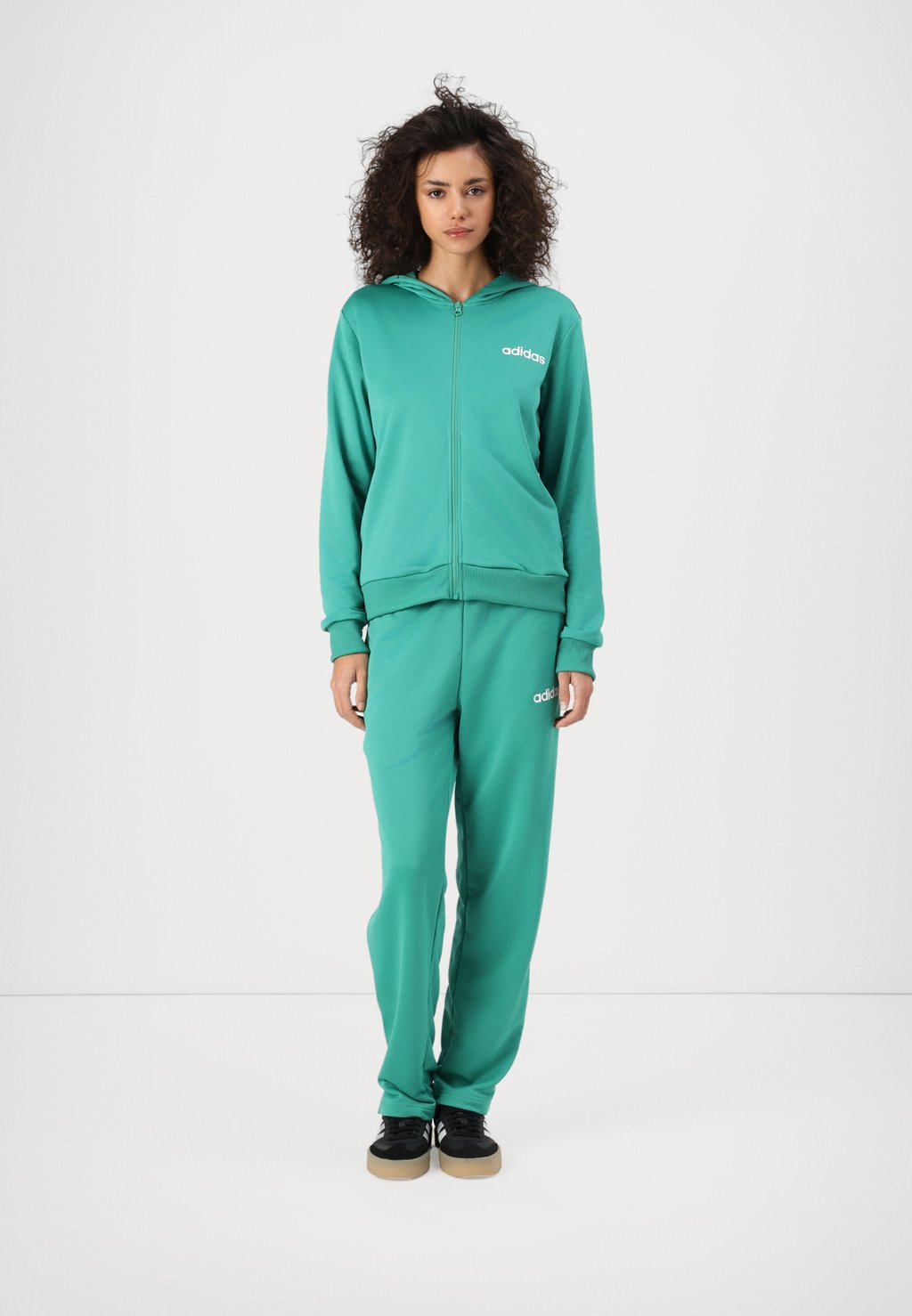 

Спортивный костюм ESSENTIALS LINEAR SET adidas Sportswear, зеленый