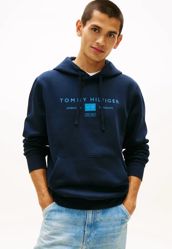 

Худи с капюшоном и завязками из махровой ткани с логотипом Tommy Hilfiger, Desert Sky, Коричневый, Худи с капюшоном и завязками из махровой ткани с логотипом Tommy Hilfiger, Desert Sky