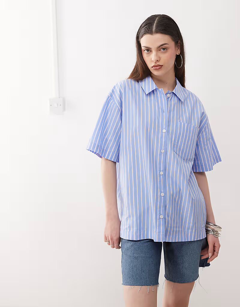 

Рубашка Monki oversize с короткими рукавами в синюю полоску