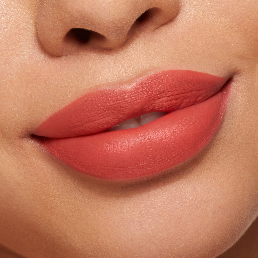 

Помада Kylie Cosmetics Matte Lipstick, deep coral/Blushing Babe