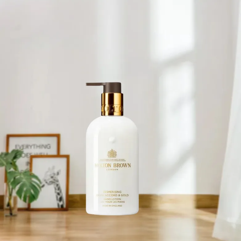 Molton Brown Волшебный крем для рук с агаровым деревом и золотом, ароматный увлажняющий, 300 мл — фото 2