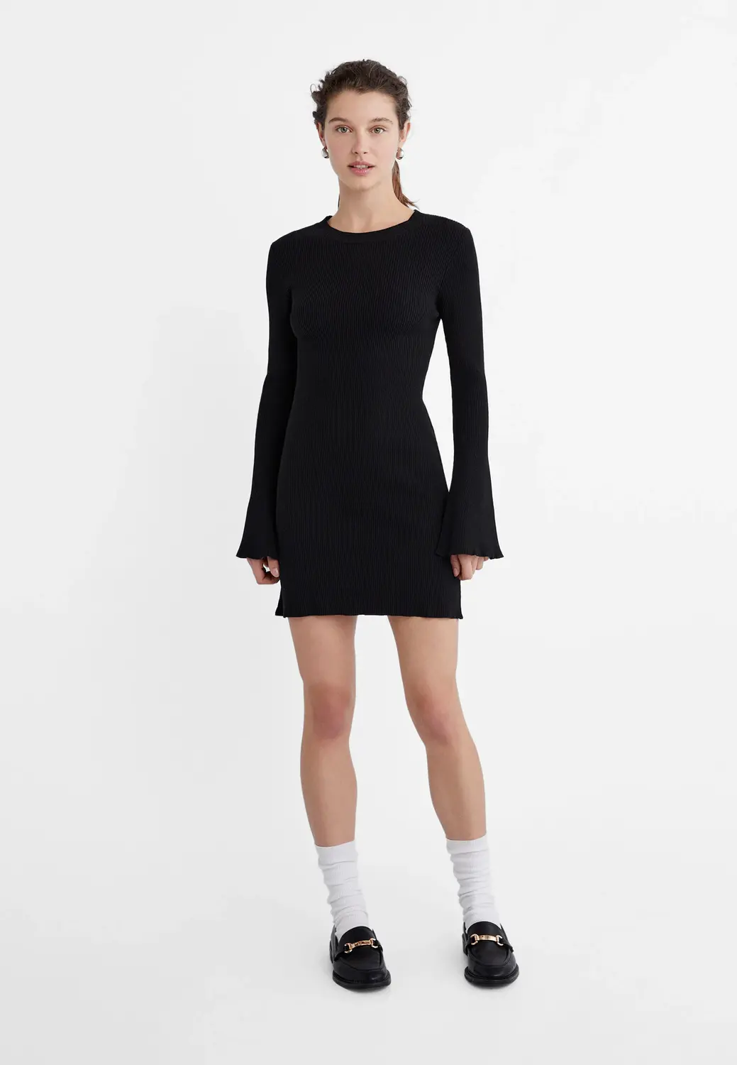 

Короткое платье с рукавами-колокольчиками Stradivarius, черный