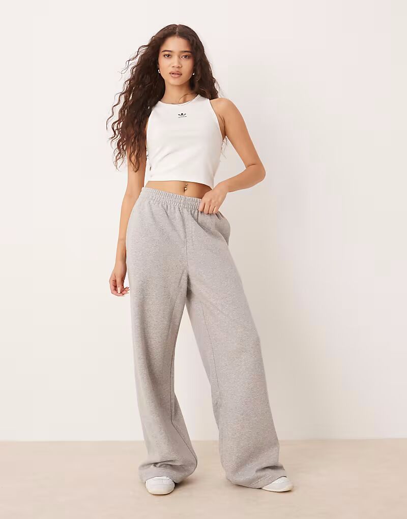 

Широкие флисовые брюки Adidas Originals Essentials в цвете Medium Heather Grey