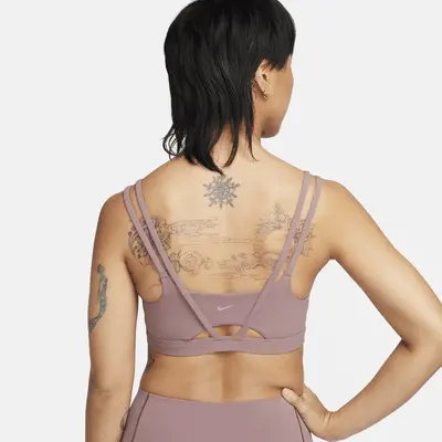 

Спортивный бюстгальтер Nike Zenvy Strappy, цвет Smokey Mauve/White