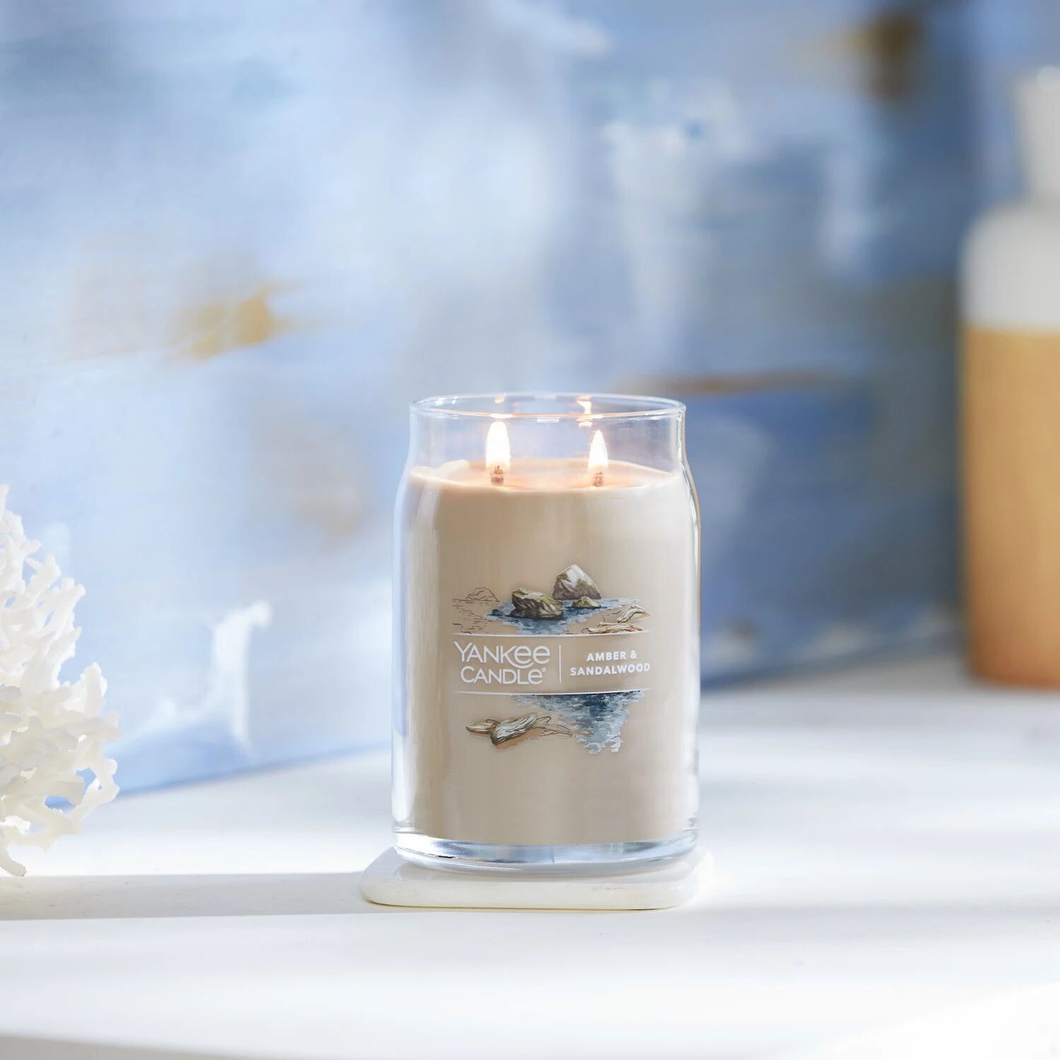 

Фирменная свеча Yankee Candle в большой банке с янтарем и сандалом