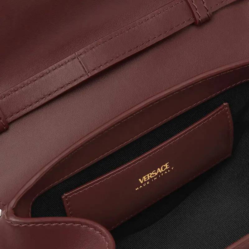 VERSACE Виртус Маленькая женская сумка через плечо из телячьей кожи бордового цвета — фото 4