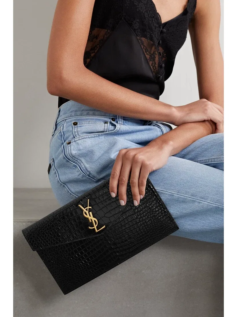 Клатч Uptown из лакированной кожи с тиснением под крокодила SAINT LAURENT, черный — фото 2