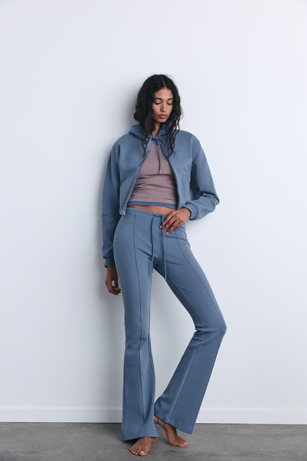 

Брюки классешные, связанные интерлок-строчкой ZARA, средне-синий
