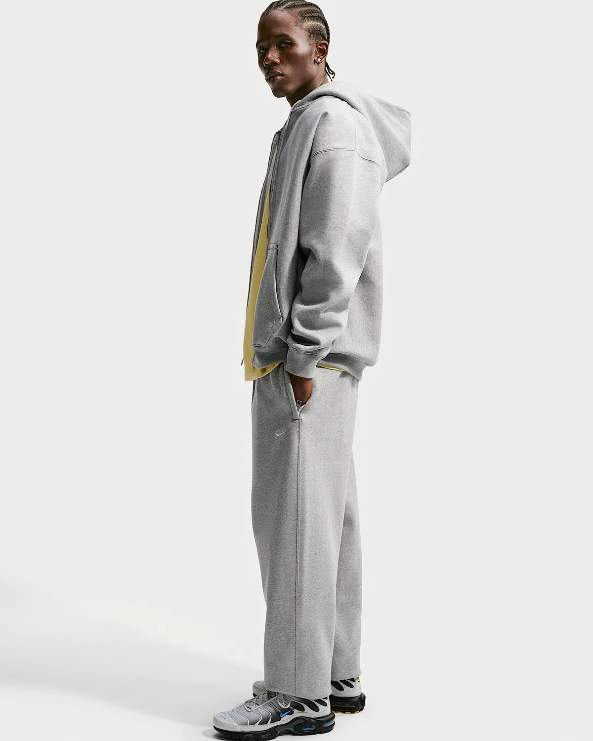 Мужские флисовые штаны с манжетами Nike Solo Swoosh, Dark Grey Heather/Light Smoke Grey/White — фото 4