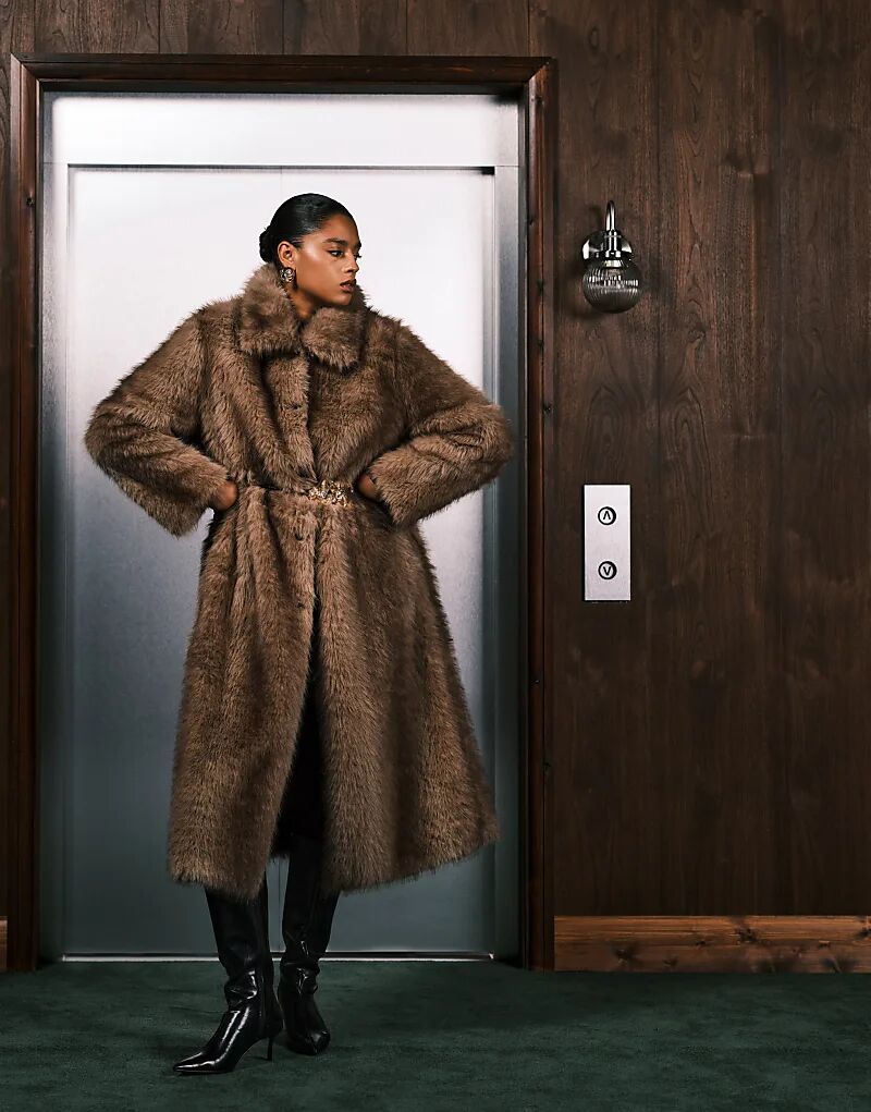 

Длинное полупальто из искусственного меха с отворотом ASOS DESIGN Curve коричневого цвета