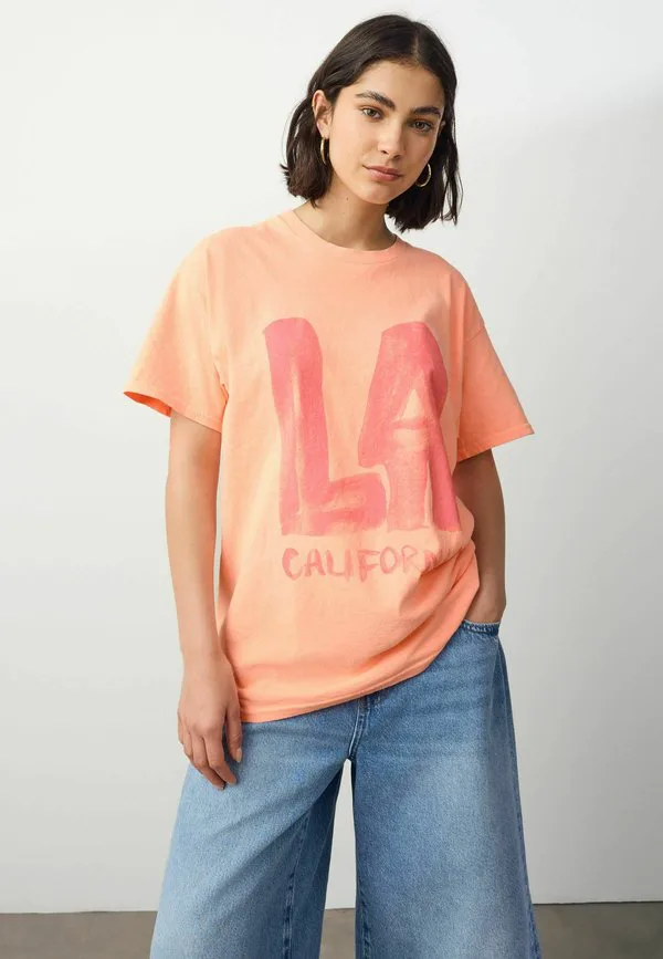 

Футболка прямого кроя с коротким рукавом и круглым вырезом, выполненная в ярком стиле, с принтом «la city». Next, Fluro Orange, Оранжевый, Футболка прямого кроя с коротким рукавом и круглым вырезом, выполненная в ярком стиле, с принтом «la city». Next, Fl