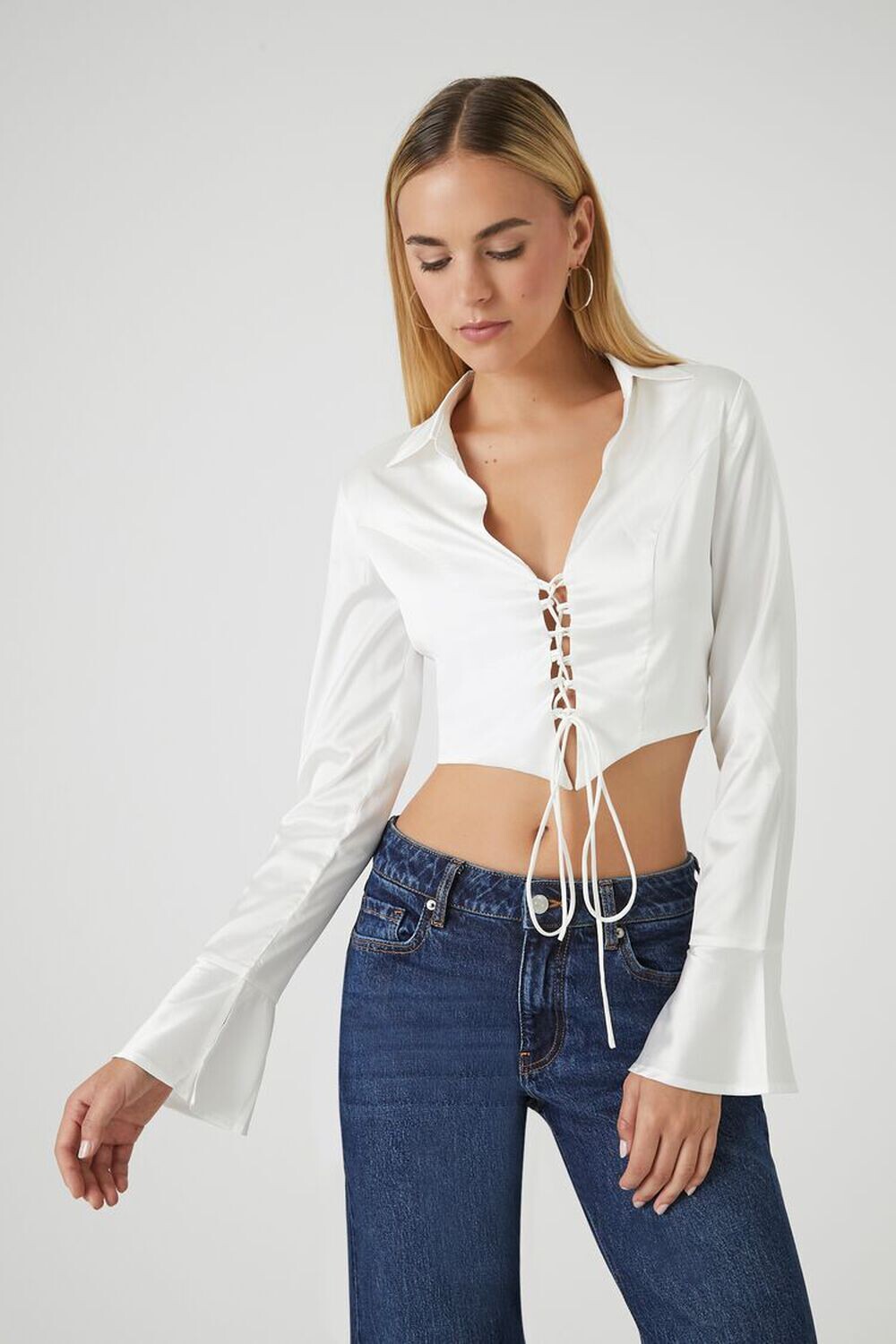 

Атласный укороченный топ на шнуровке Forever 21, белый