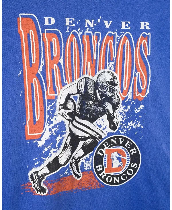 Футболка унисекс с символикой команды Denver Broncos, демонстрирующая атакующий стиль - для маленьких и больших детей. Junk Food Clothing, синий — фото 3