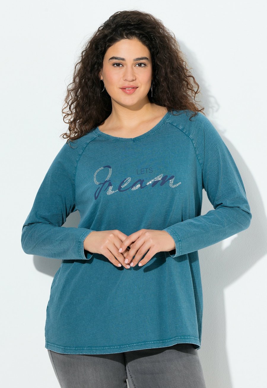 

Топ Ulla Popken DREAM RHINESTONE LETTERING LONG SLEEVE, Petrol/Teal