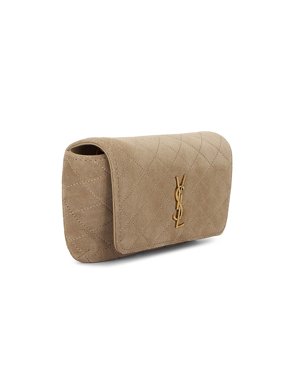 Сумка кросс-боди Saint Laurent Gaby Chain Phone Holder, цвет Matt Gold — фото 3
