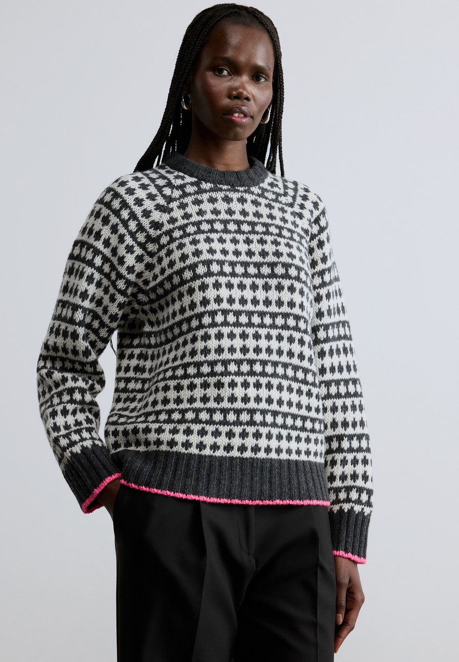 

Джемпер Mads Nørgaard YOTA KILIAN ICELAND SWEATER, Dark Grey Melange/Winter White/Grey