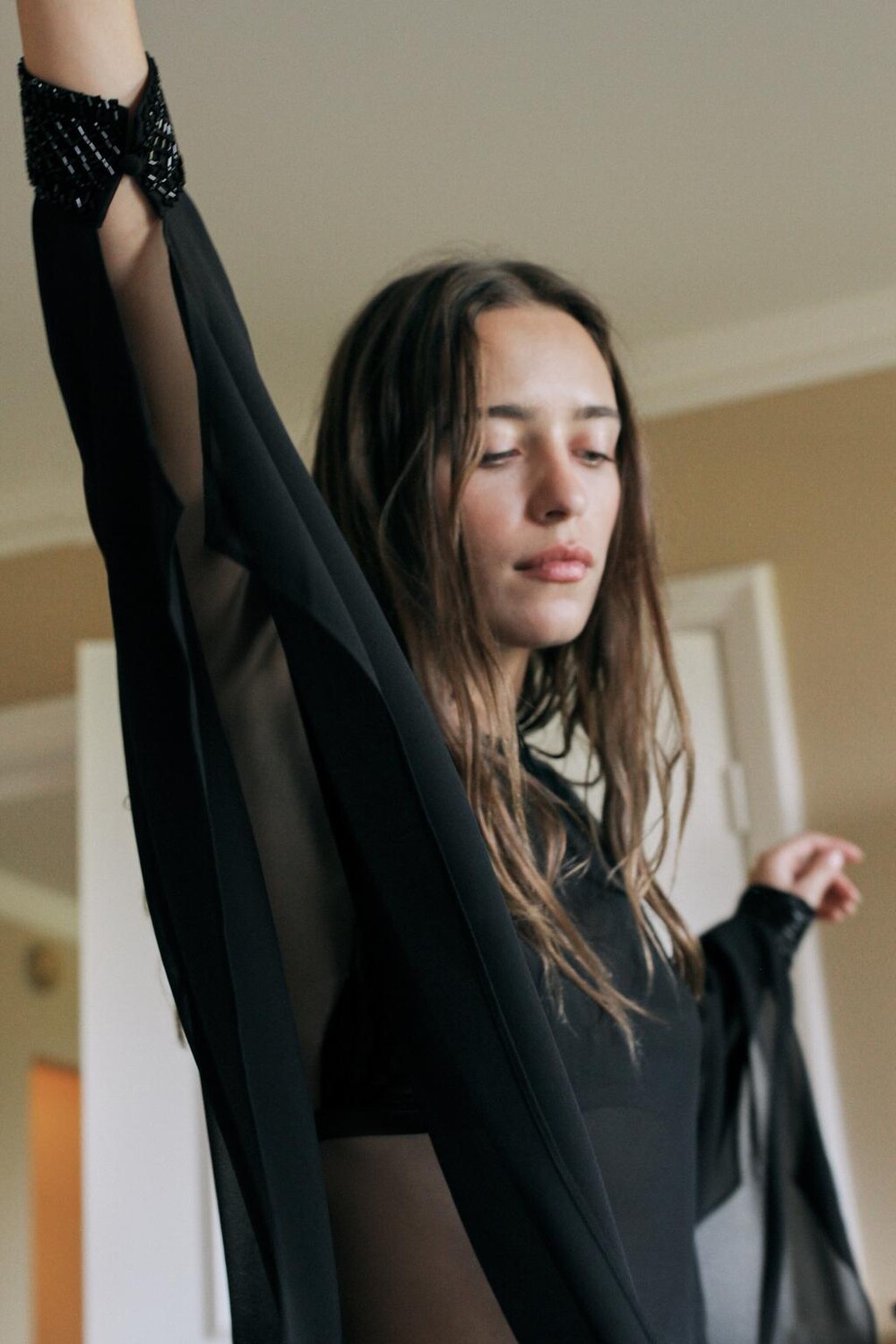 

Топ из жоржета с бисерами ZARA, черный