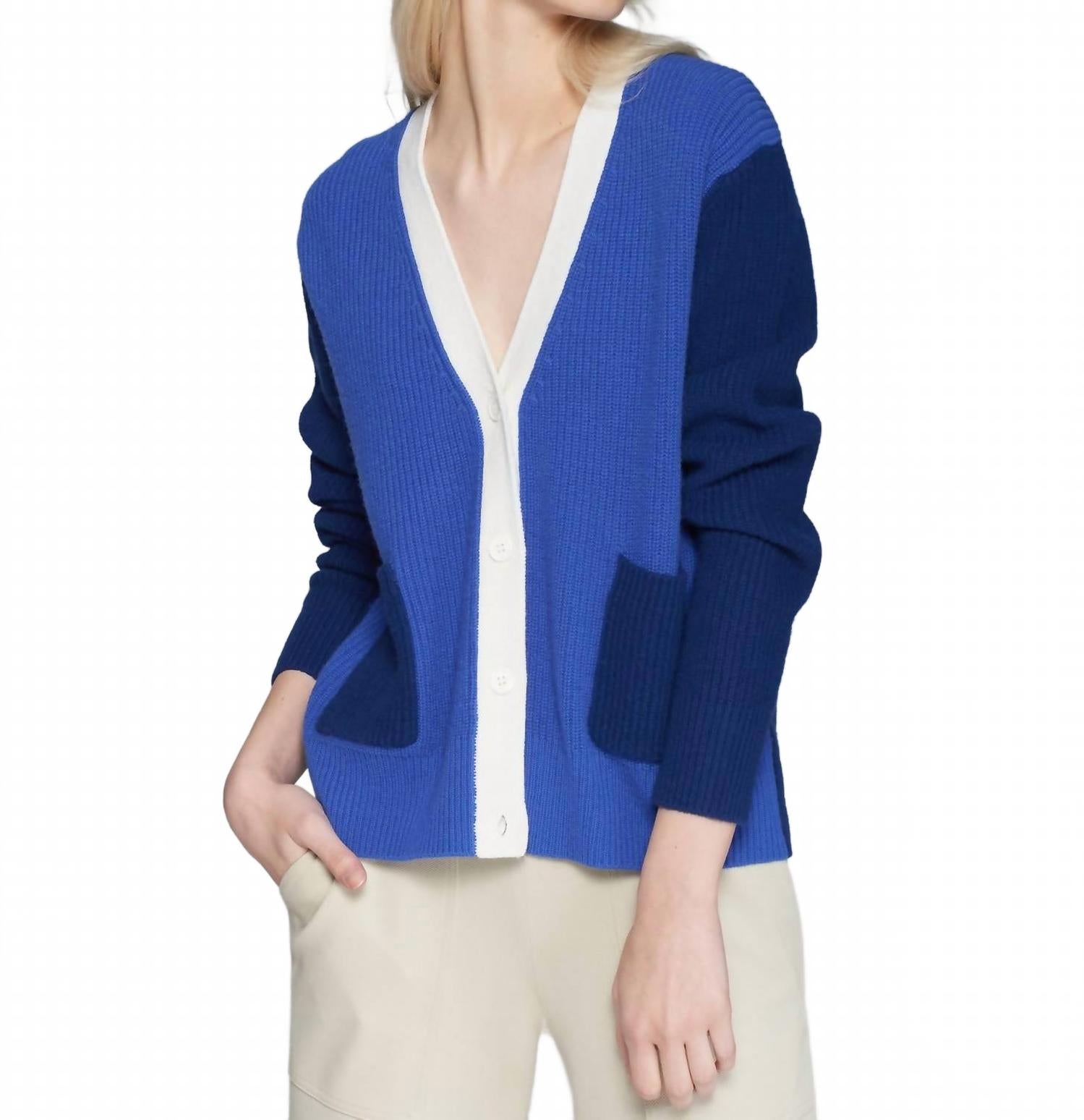 

Вязаный кардиган с V-образным вырезом и накладными карманами в сине-голубой цветовой гамме Vilagallo