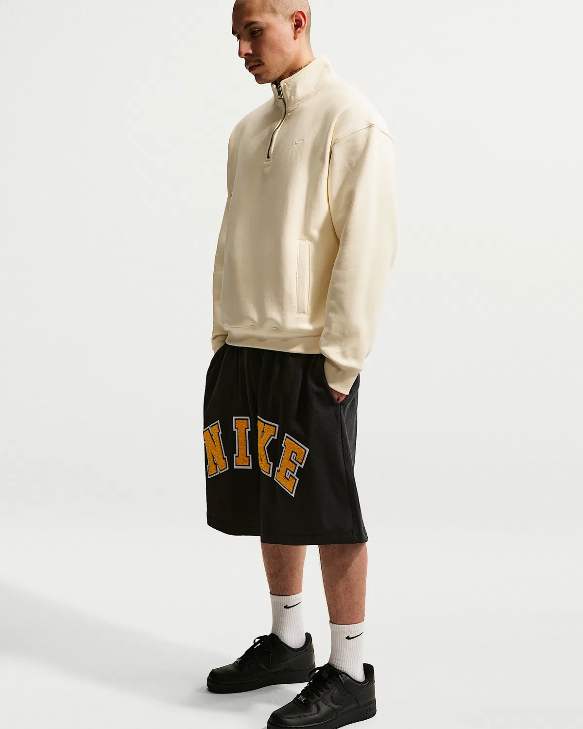Мужские шорты средней плотности Nike Life, Black/University Gold — фото 4
