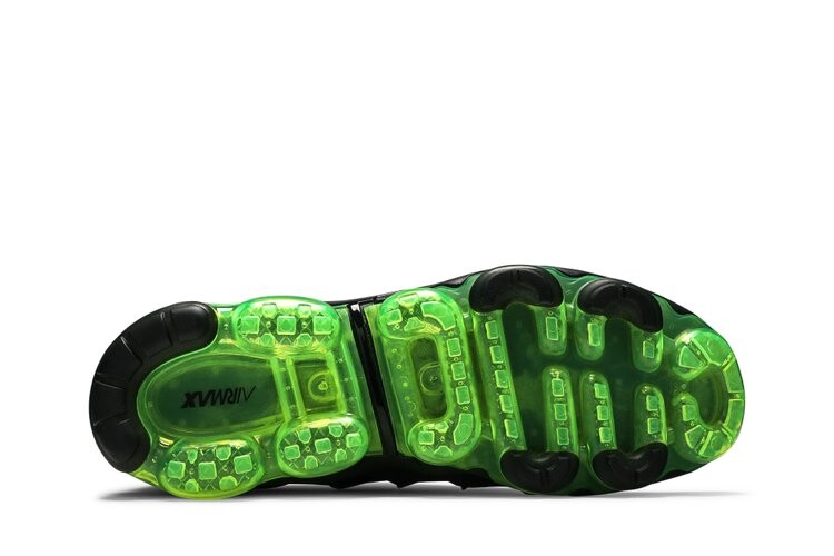 Кроссовки Nike Air VaporMax Plus 'Black Volt', черный — фото 4