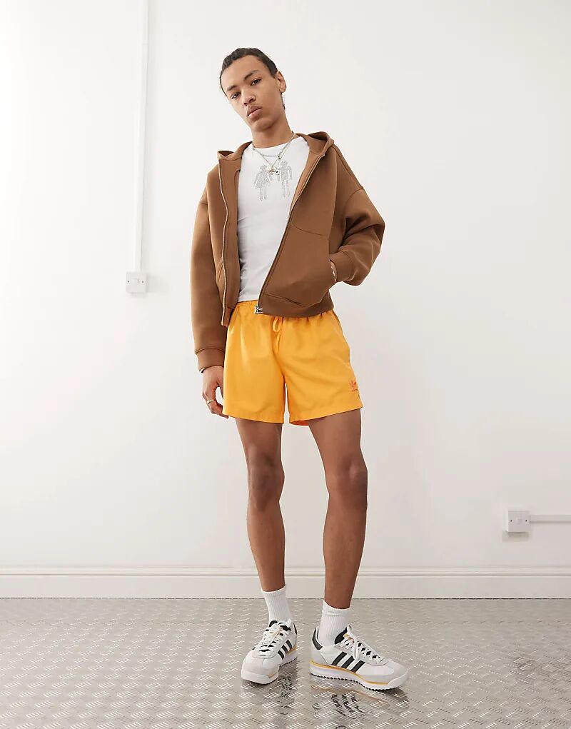 

Шорты для плавания Adicolor 3-Stripes 5 дюймов в золотом цвете adidas Originals