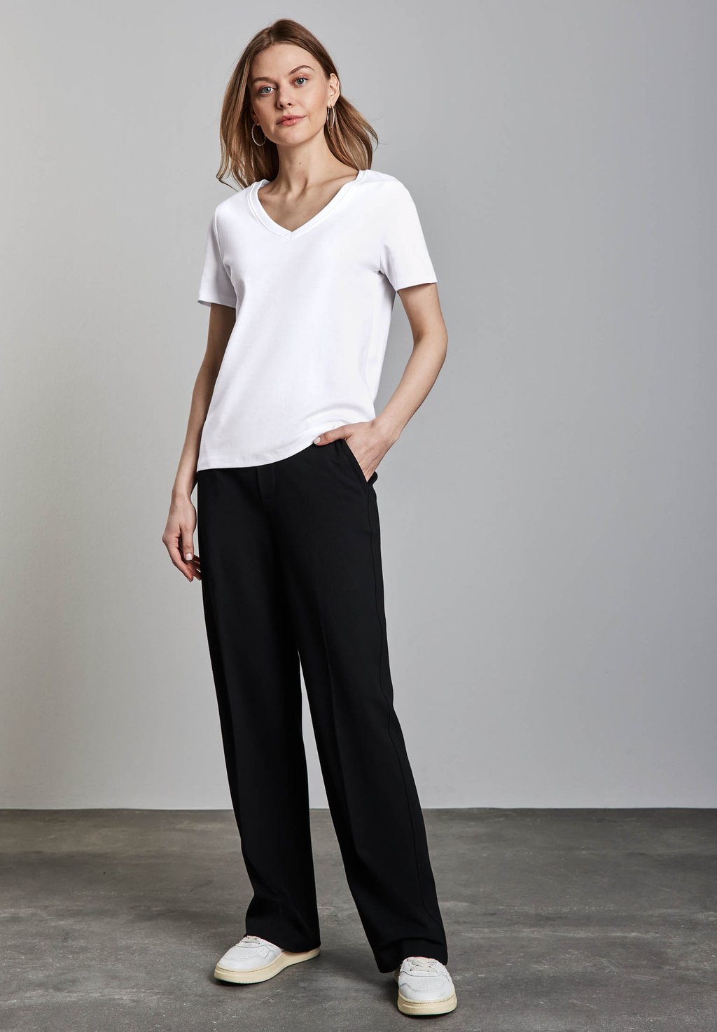 

Базовая футболка V-NECK Street One, белый