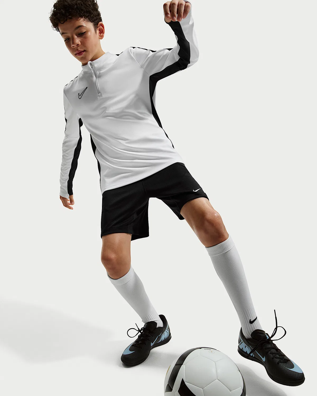 Детские футбольные шорты Nike Strike Dri-FIT, Black/White/White/White — фото 4