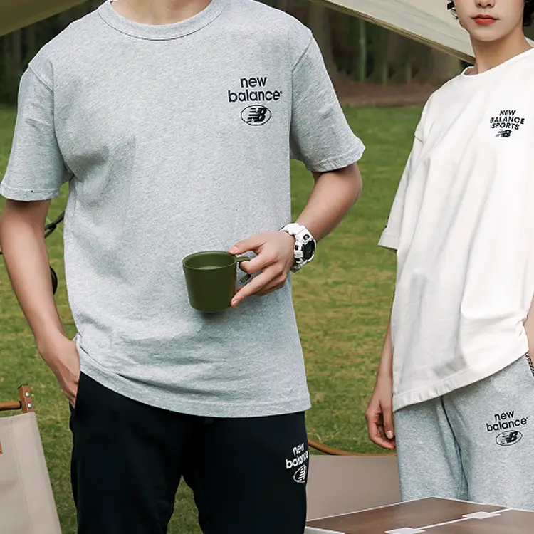 

Футболка унисекс светло-серая New Balance, серый