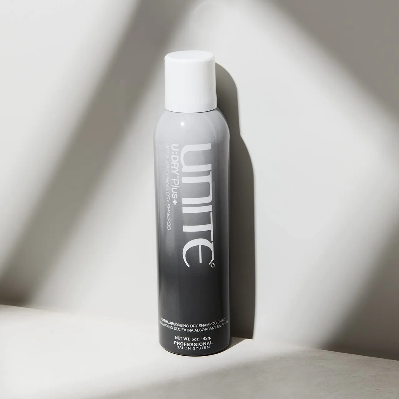 UNITE Hair - U:DRY Plus+ - Сверхвпитывающий сухой шампунь для глубокого очищения корней и контроля избытка кожного сала - Легкая текстура, не оставляет следов - 170 мл — фото 2