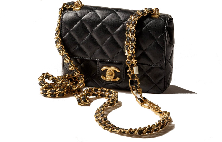 CHANEL Мини-сумка через плечо на цепочке из эмалированного металла и ягненка, черная — фото 2