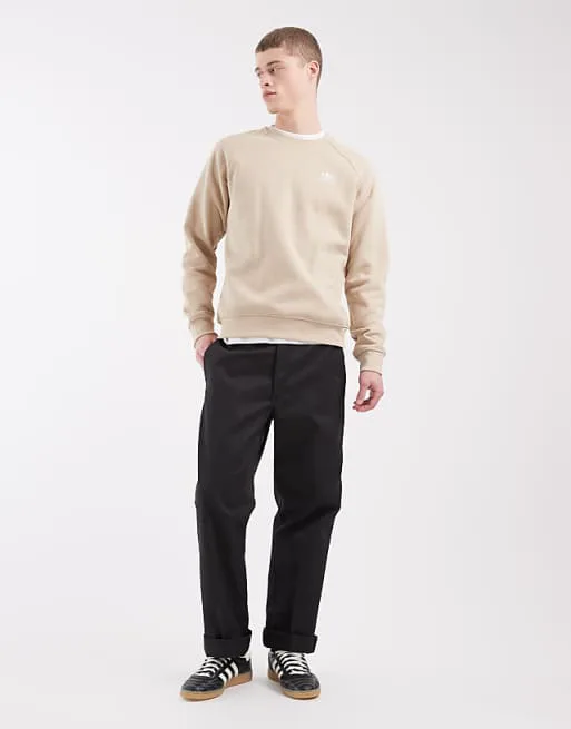 Толстовка цвета хаки с трилистником adidas Originals Essentials Crew — фото 2