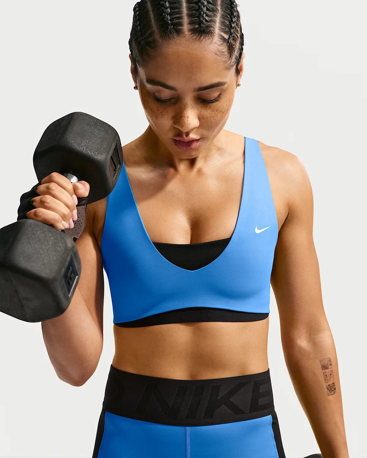 Женский спортивный бюстгальтер средней поддержки Nike Pro Sculpt, Light Photo Blue/Black/White — фото 3