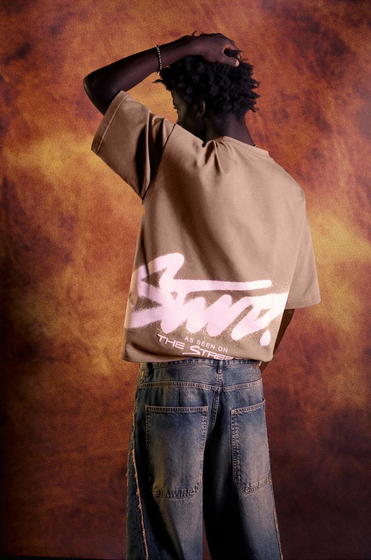 

Футболка с коротким рукавом и граффити-графикой Pull And Bear, коричневый