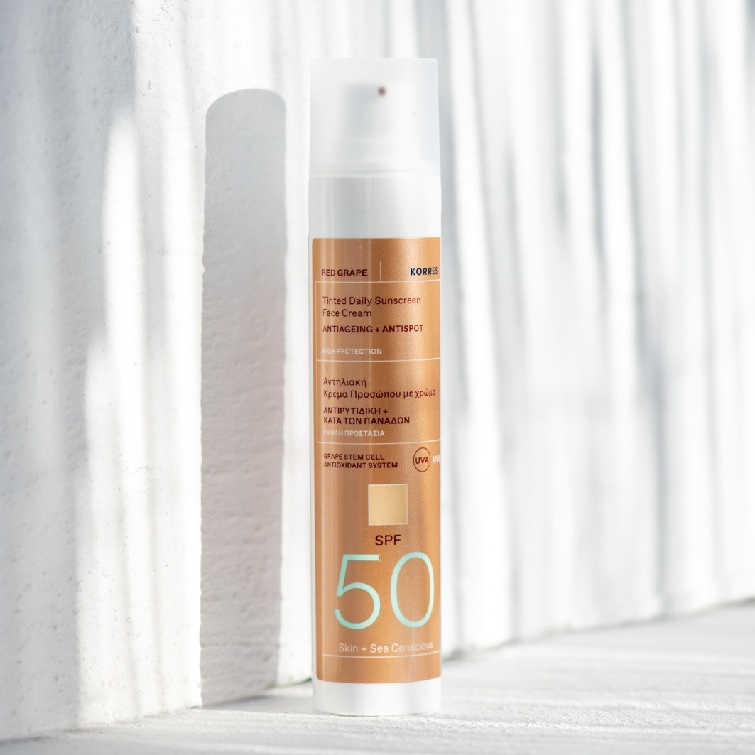Солнцезащитный крем red grape getönt für das gesicht spf50 anti-aging + anti-dark-spot Korres, объем 50 мл — фото 2