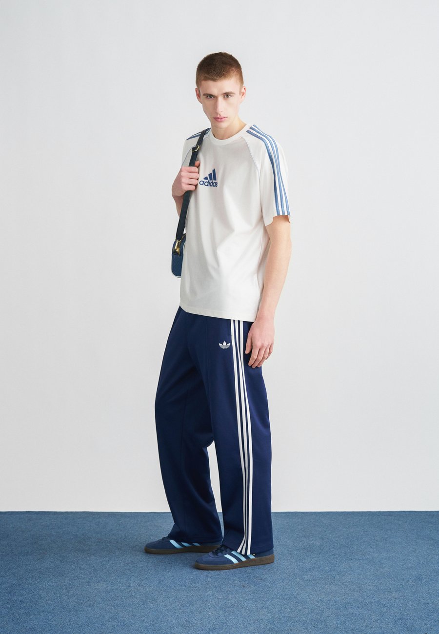 Футболка Adidas Originals BOS TEE, White/Preloved Ink/White — фото 2