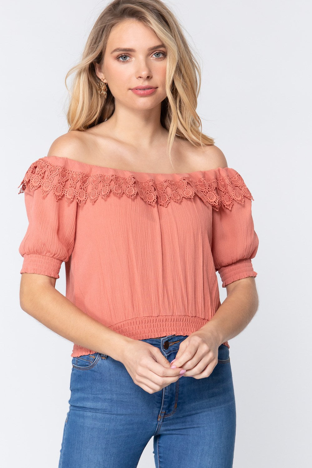 

Топ с открытыми плечами и кружевной отделкой FASHNZFAB, розовый