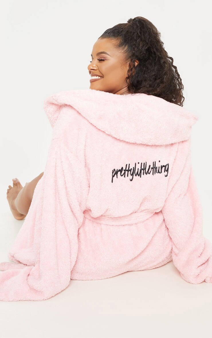 

PrettyLittleThing Plus Розовый пушистый халат