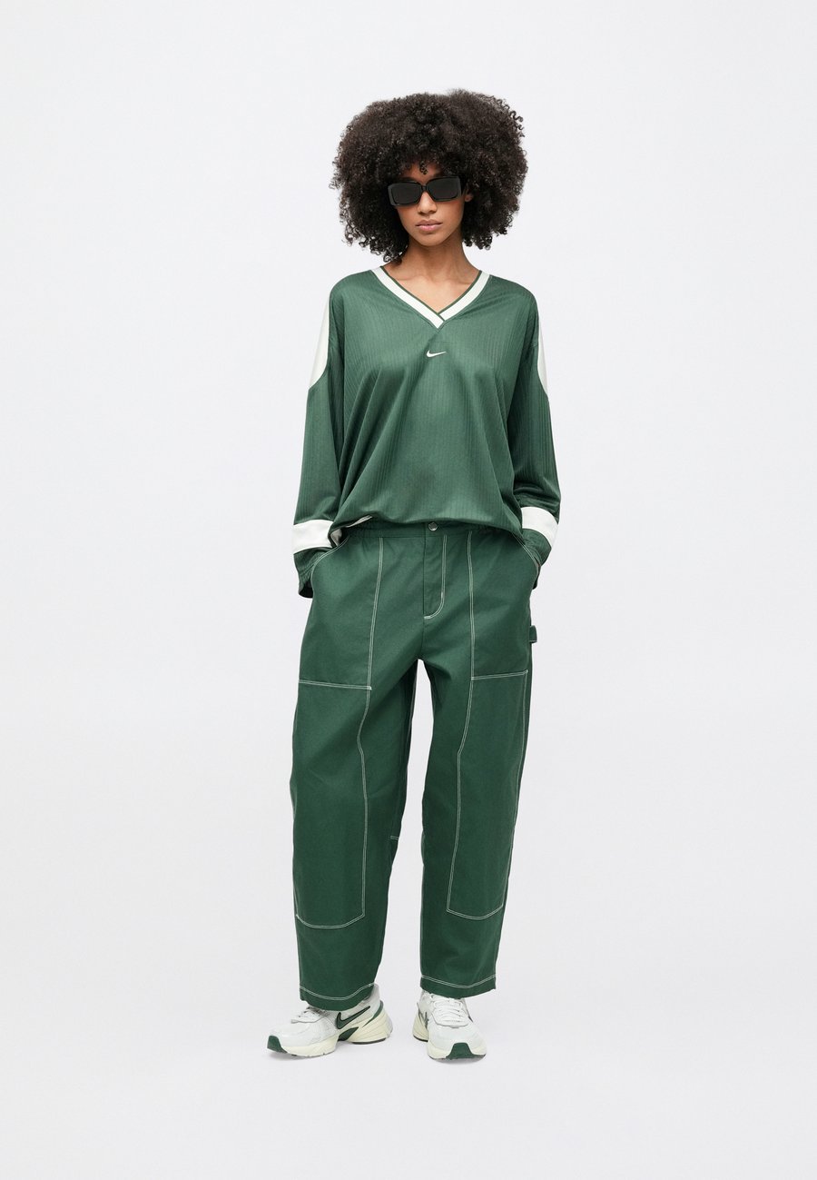 Брюки Nike Sportswear STREET PANT, Fir/Antique Silver Coloured/Green — фото 3