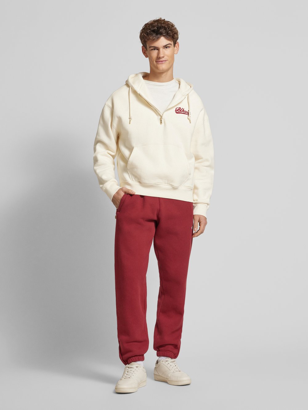 

Толстовка с капюшоном и вышитыми этикетками BLKVIS, кремовый