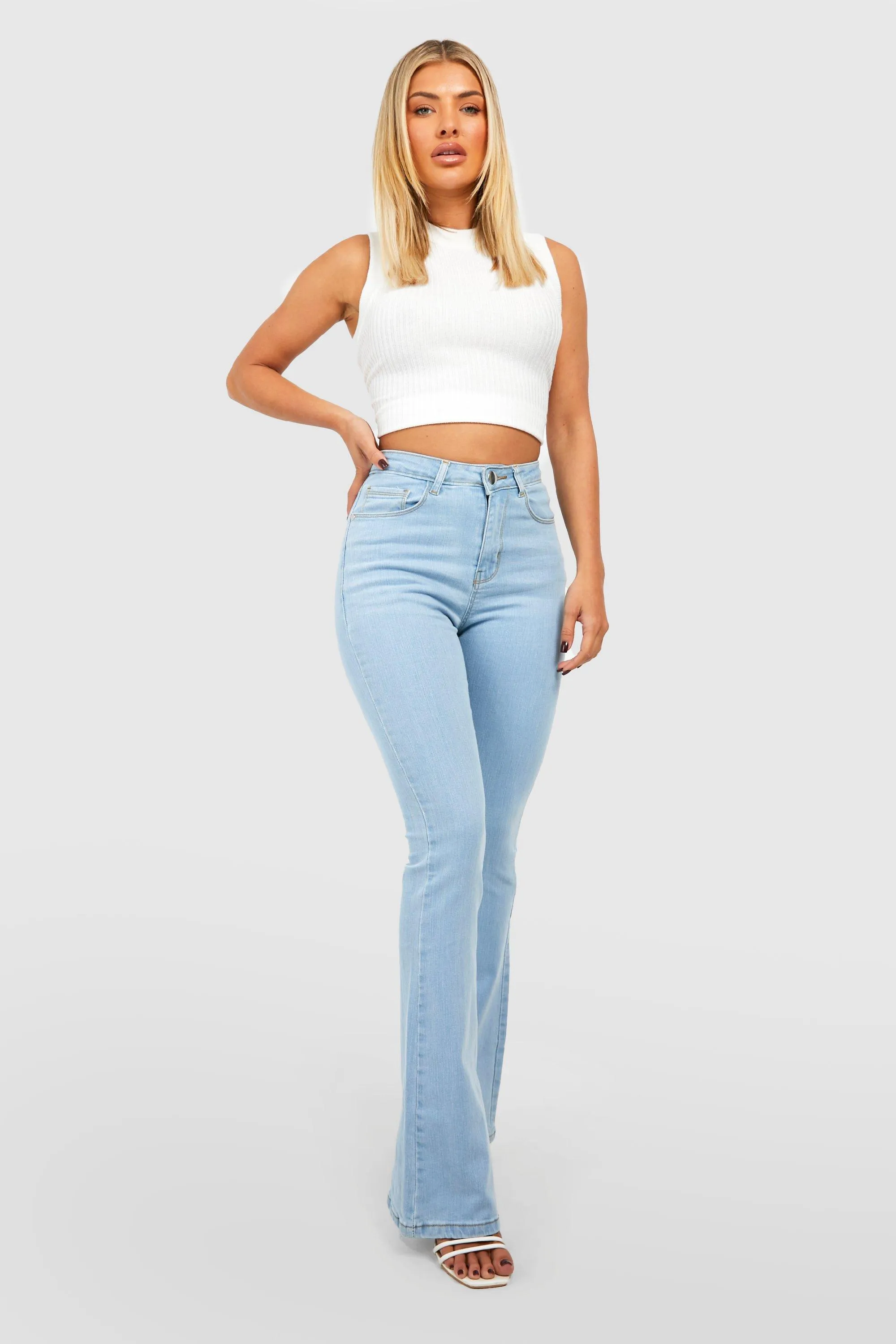 

Расклешенные джинсы со средней посадкой, моделирующие ягодицы boohoo, синий