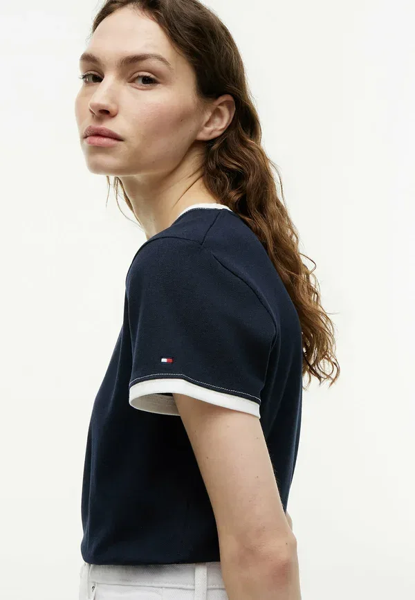 Футболка с принтом и вышивкой логотипа Tommy Hilfiger, темно-синяя — фото 4