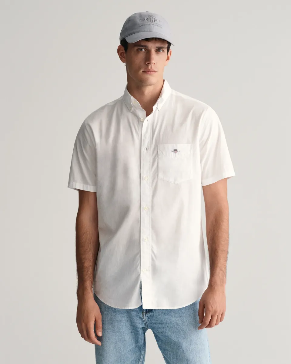 

Рубашка Gant с короткими рукавами "Regular Fit Poplin Shirt, легкая, износостойкая, нетребовательная в уходе", с небольшой вышивкой логотипа на нагрудном кармане, белый