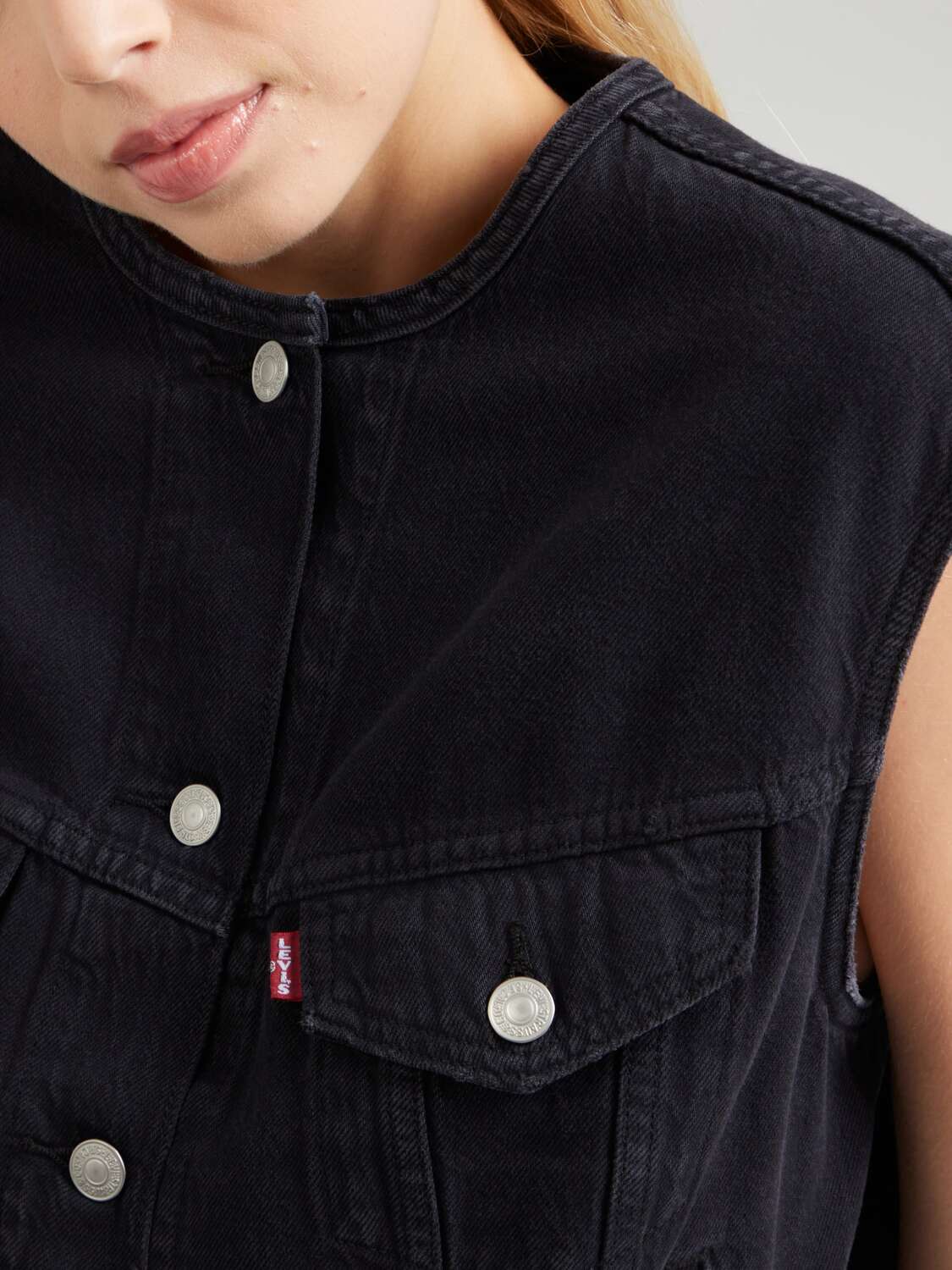 LEVI'S  Жилет 'Collarless Shrunken '90s Trucker Vest' в черном дениме — фото 2