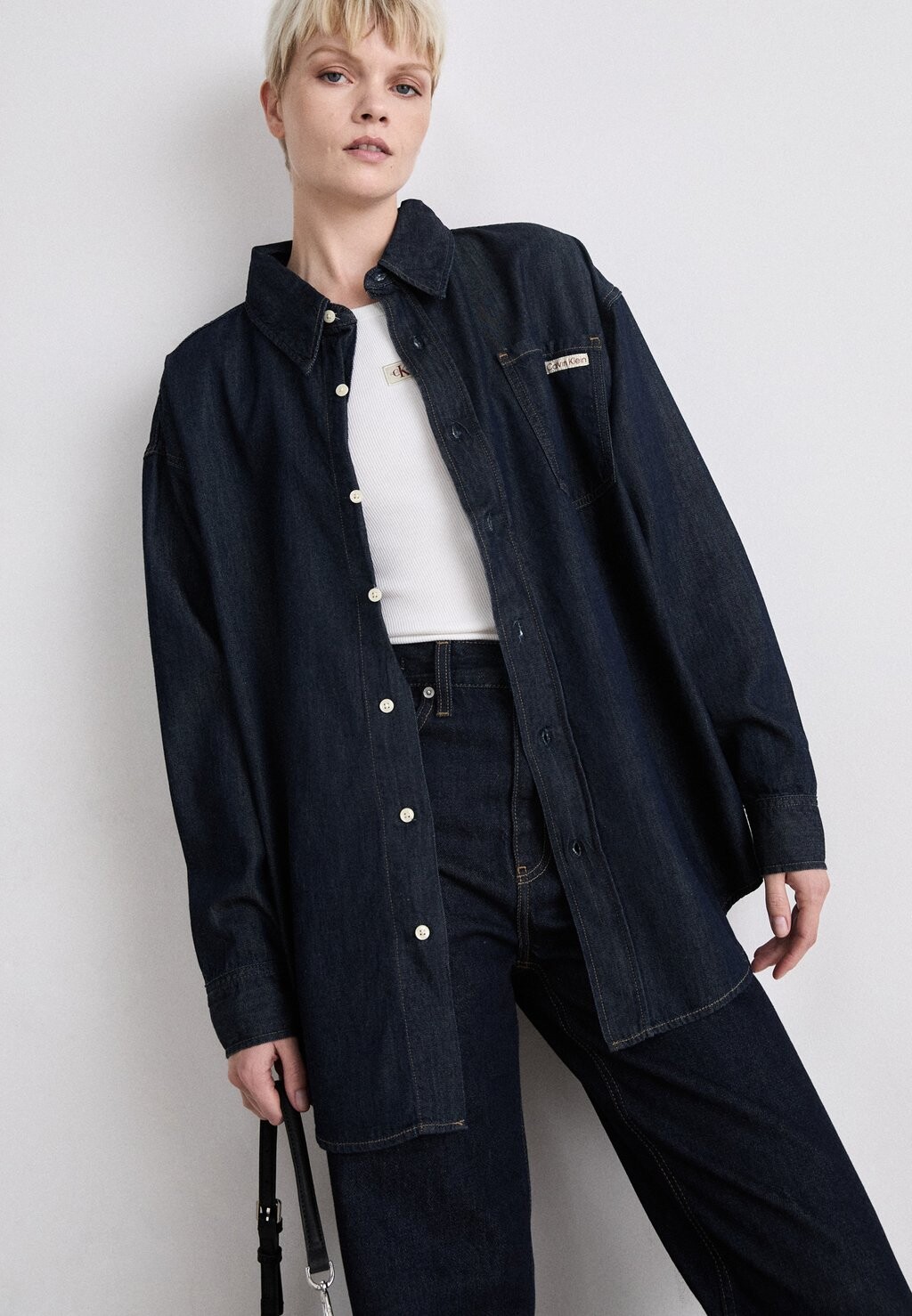 

Блузка на пуговицах OVERSIZED Calvin Klein Jeans, темно-синий деним