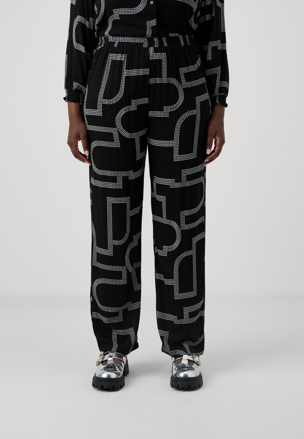 

Брюки CARMATTE LIFE PANTS ONLY Carmakoma, черный