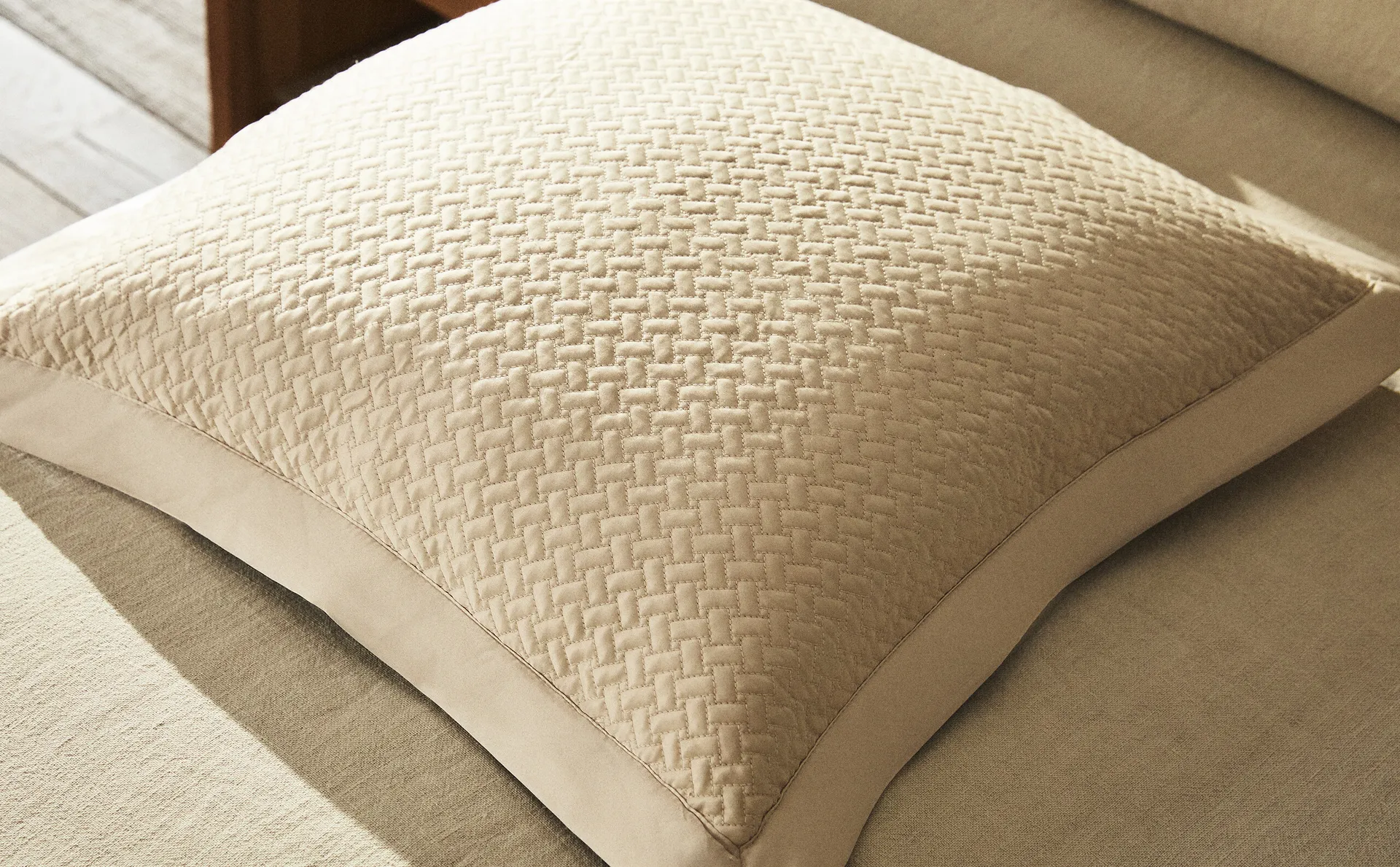 

Чехол на подушку с геометрическим эффектом Zara Home, бежевый